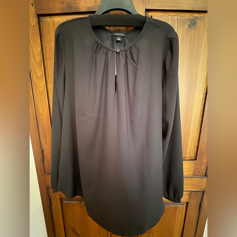 Ann Taylor Black Tunic/Blouse 1 button V-neck. Ladies XL. NWT